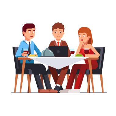 Restoran masasında iş müşterisi toplantısı. Ortaklar ekibi konuları tartışıyor gayri resmi akşam yemeği yapıyor