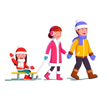 Kışın kızak yürüyüş çocuklu aile çift