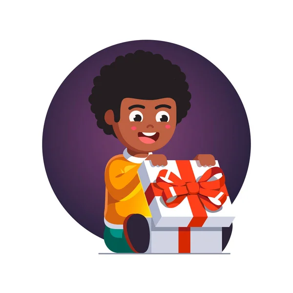 兴奋的小男孩孩子打开包装的礼品盒 — 图库矢量图片