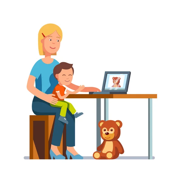 Мама сидит с ребенком, указывая на ноутбук с игрушкой — стоковый вектор
