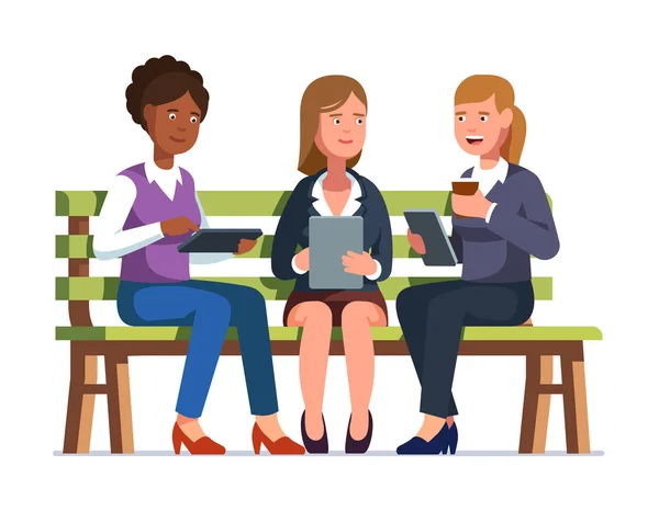 Tres mujeres de negocios sentadas juntas en un banco — Vector de stock