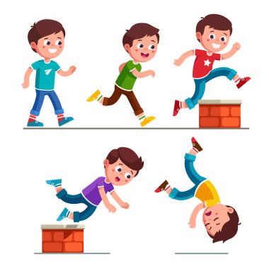 Erkek çocuk yürüyor, koşuyor, zıplaıyor ve düşüyor