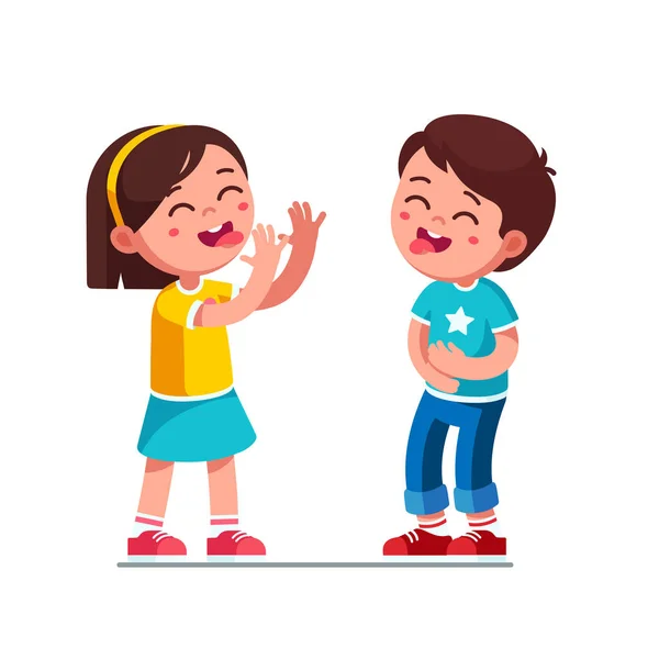 Riendo niño y niña niños mostrando lenguas bromeando — Vector de stock