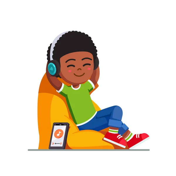 Niño escuchando música con auriculares inalámbricos — Vector de stock