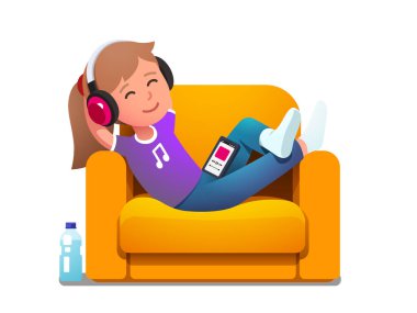 Koltuktaki kız telefonda müzik dinlemekten hoşlanıyor.
