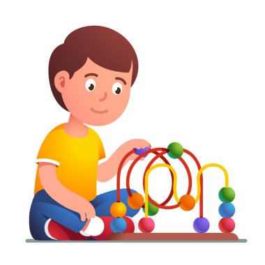 Çocuk, tahta boncuk labirent lunapark treni oyuncağı oynuyor.