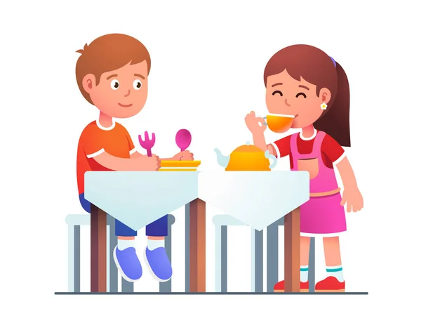 Crianças menino e menina jogando jantar de família juntos — Vetor de Stock
