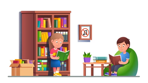 Dzieci czytające książki w bibliotece, siedzące na torbie. — Wektor stockowy