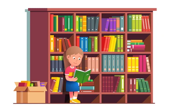 Bambino che legge libro appoggiato alla libreria piena di libri — Vettoriale Stock