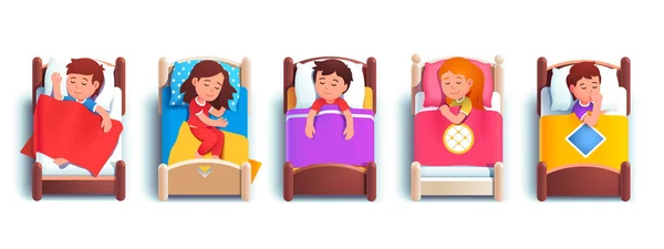 Menino e meninas crianças dormindo em camas de jardim de infância — Vetor de Stock