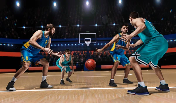 Vier Basketballer im Einsatz — Stockfoto