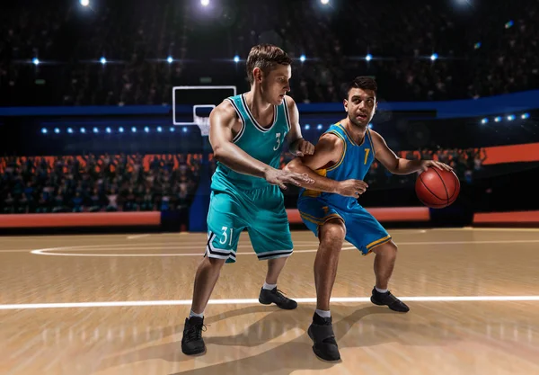 hücum sırasında iki basketbol oyuncuları