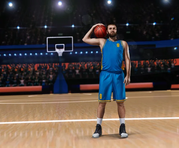Basketballspieler steht auf Basketballplatz — Stockfoto