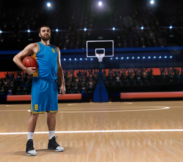 basketbol sahası üzerinde duran basketbolcu