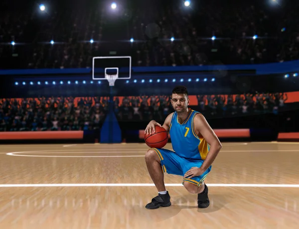 Basketballspieler sitzt auf Basketballplatz — Stockfoto