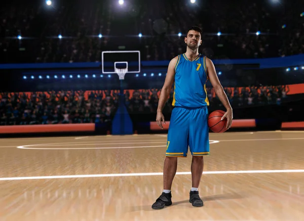 Basketballspieler steht auf Basketballplatz — Stockfoto