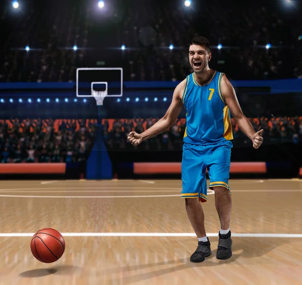 Баскетболист празднует на баскетбольной площадке — стоковое фото