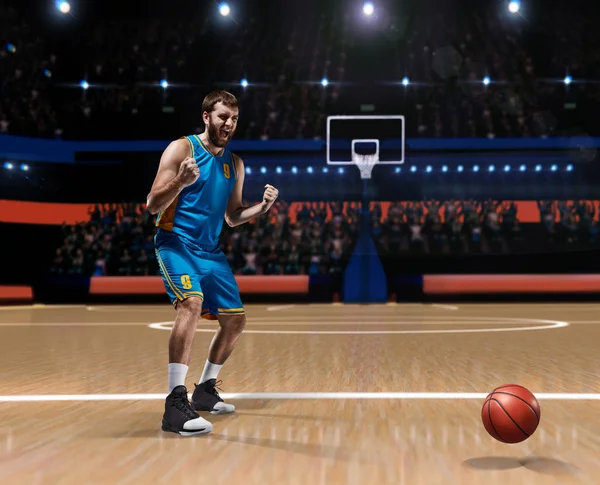 basketbol sahası üzerinde zaferini kutluyor basketbolcu