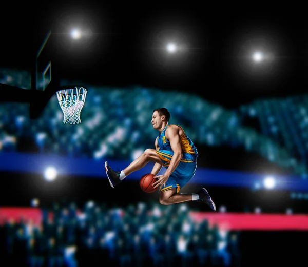 Баскетболист делает бросок на баскетбольной арене — стоковое фото