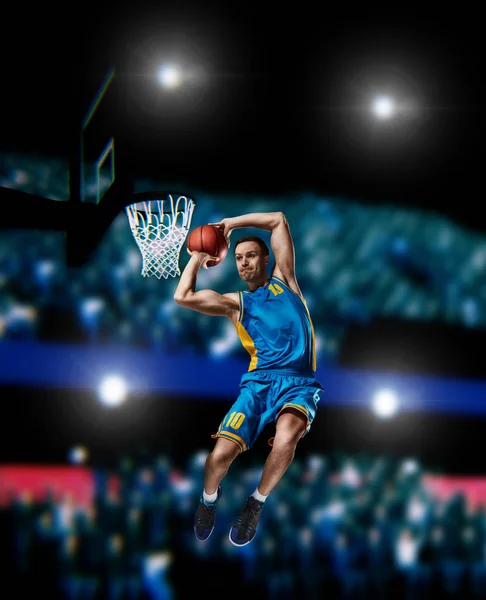 Jogador de basquete fazendo slam dunk na arena de basquete — Fotografia de Stock