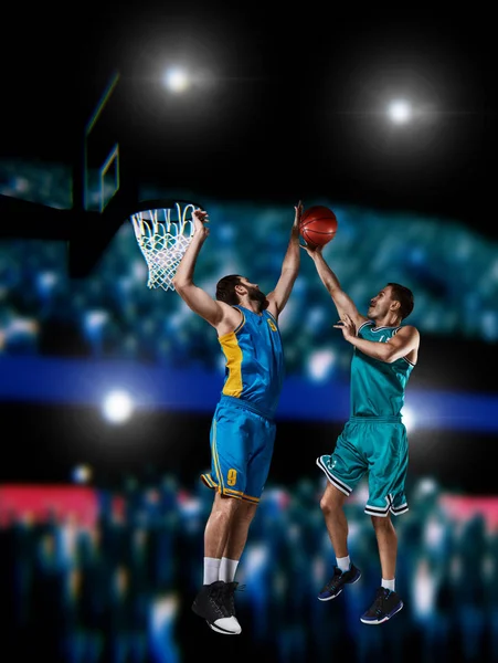 Jogador de basquete está bloqueando tiro no ar — Fotografia de Stock