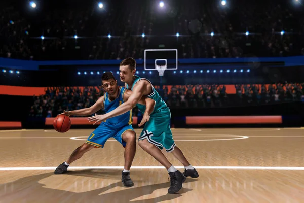 Два баскетболиста во время схватки — стоковое фото