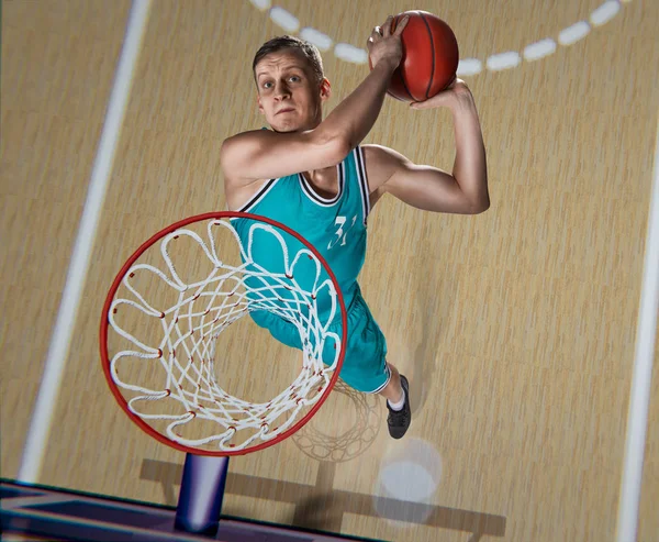 Jogador de basquete fazendo slam dunk na arena de basquete — Fotografia de Stock