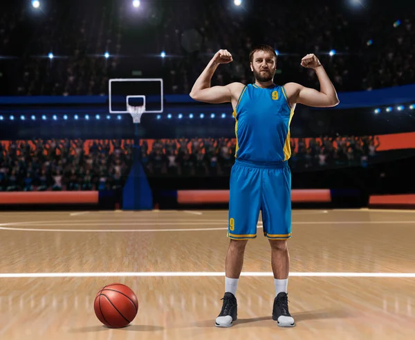 Jogador de basquete em pé na quadra de basquete — Fotografia de Stock