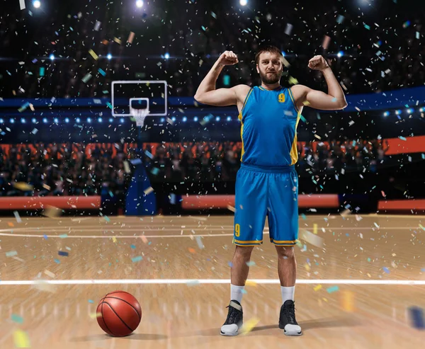 Баскетболист, стоящий на баскетбольной площадке — стоковое фото