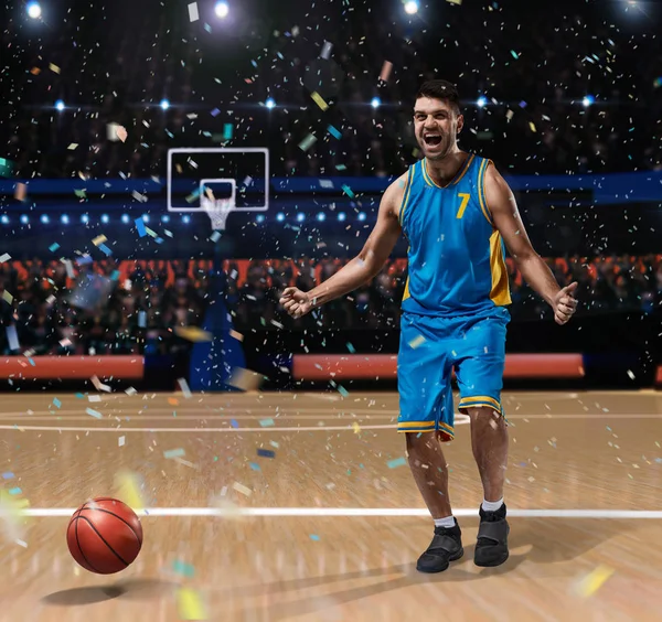 Basketballer feiern auf dem Basketballplatz — Stockfoto