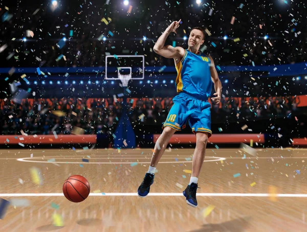 basketbol sahasına kutluyor basketbolcu