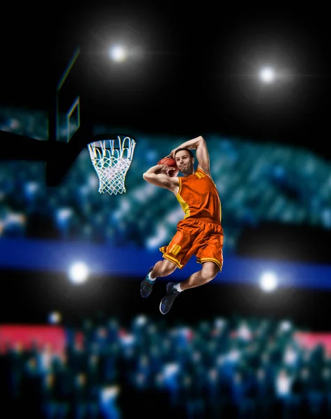 Baschet jucător de a face slam dunk pe arena de baschet — Fotografie, imagine de stoc
