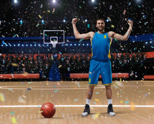 basketbol sahası üzerinde duran basketbolcu