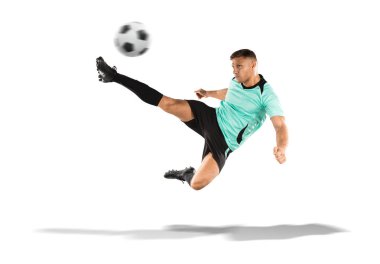 beyaz izole hava topu tekmeleme futbolcu