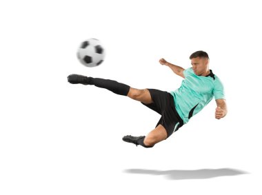 beyaz izole hava topu tekmeleme futbolcu