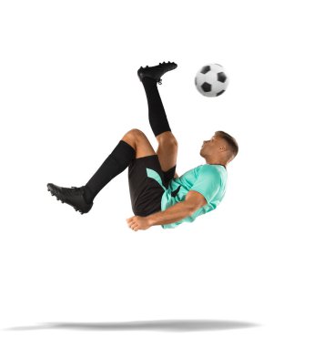 beyaz izole hava topu tekmeleme futbolcu