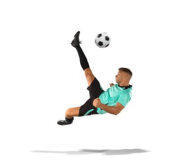 beyaz izole hava topu tekmeleme futbolcu