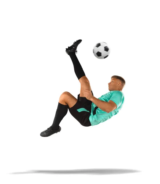 Ποδοσφαιριστής που κλωτσάει την μπάλα στον αέρα απομονωθεί σε λευκό — Φωτογραφία Αρχείου