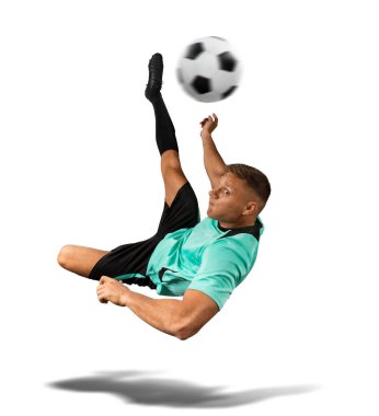 izole üzerinde beyaz topu tekmeleme futbolcu