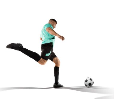 izole üzerinde beyaz topu tekmeleme futbolcu