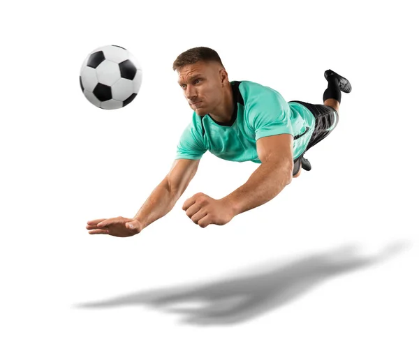 Futbolista saltando por una cabecera el aislado en blanco — Foto de Stock