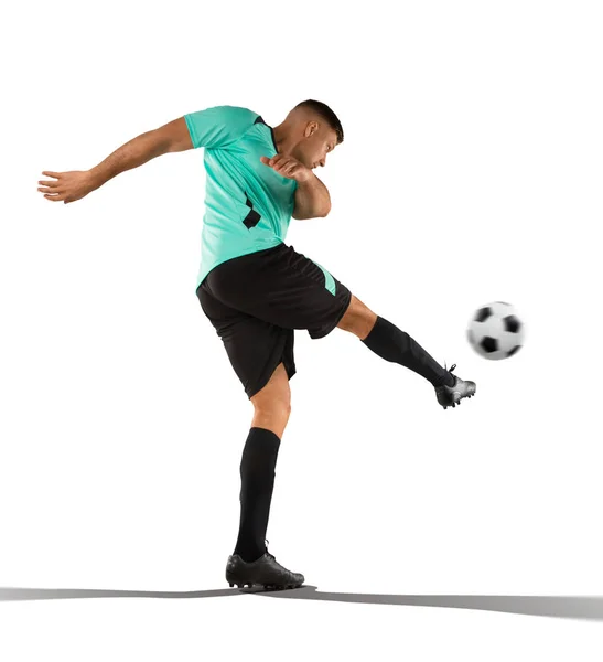 Fotbollsspelaren sparkar bollen i isolerade på vit — Stockfoto