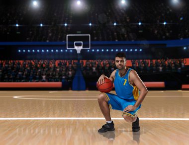 basketbolcu basketbol sahası üzerinde oturan mavi üniformalı