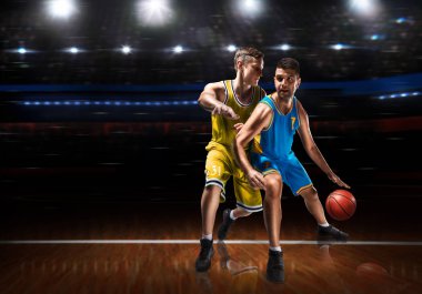 hücum basketbol sırasında iki basketbol oyuncu maç