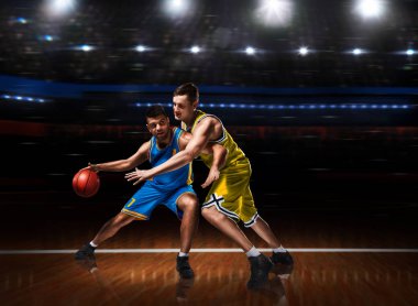 hücum basketbol sırasında iki basketbol oyuncu maç