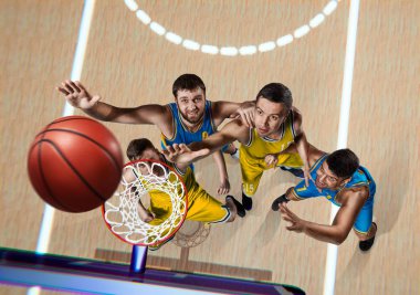 nasketball arenada hücum sırasında dört basketbolcular