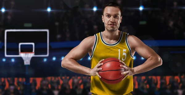 Jogador de basquete em uniforme amarelo em pé na quadra de basquete — Fotografia de Stock