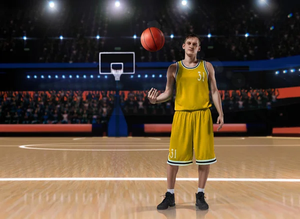 Basketballspieler in gelber Uniform steht auf Basketballplatz — Stockfoto