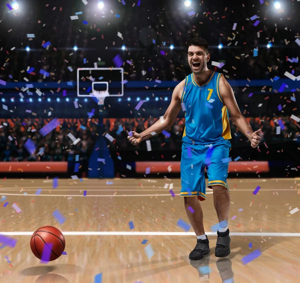 Jugador de baloncesto celebrando la victoria en la arena de baloncesto — Foto de Stock