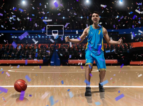 Баскетболист празднует победу на баскетбольной арене — стоковое фото